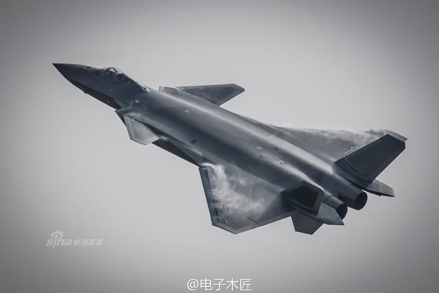 殲20戰(zhàn)斗機美照，展現(xiàn)中國空軍力量的驕傲，殲20戰(zhàn)斗機風采展現(xiàn)中國空軍力量的驕傲之美照